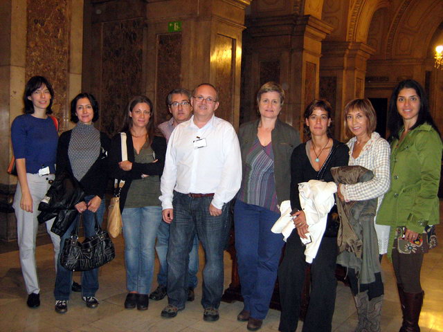 Foto dels representats de Gav Mar al Parlament de Catalunya amb la Diputada d'ERC, Anna Sim que s que va presentar la proposta de resoluci sobre l'Institut-Escola a Gav Mar (27 octubre 2011)